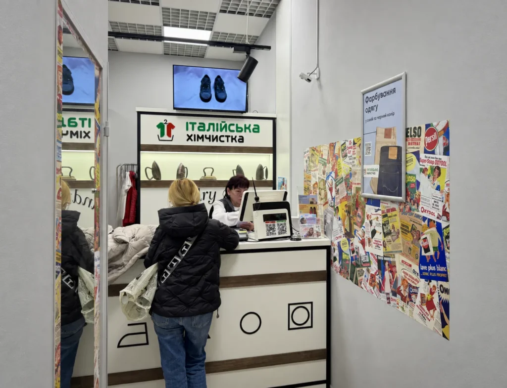 Фасад пункта приёма ТРЦ «Караван»